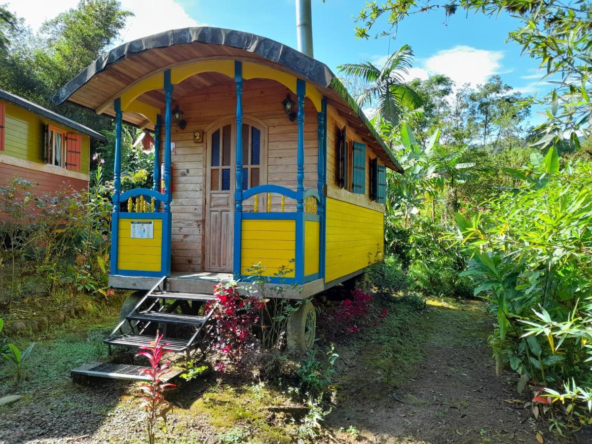 Hosteria La Roulotte - Mindo Bagian luar foto